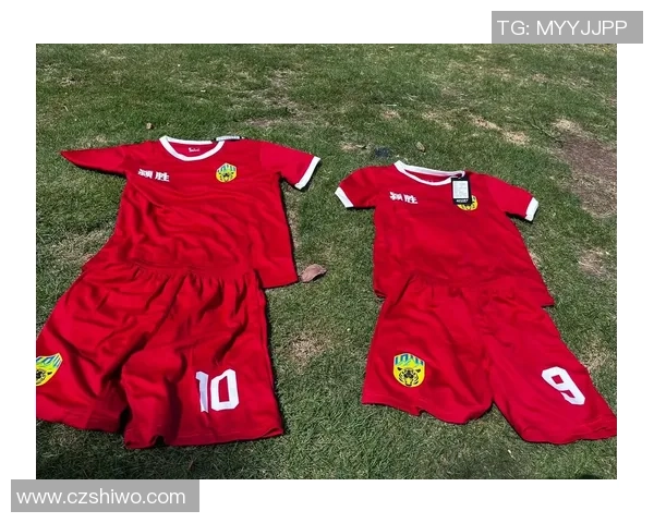 二号球衣传奇：那些穿上二号球衣的足球明星及其辉煌成就